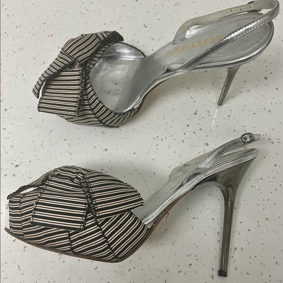 Stripped heels with bows. - Picture 3 of 4